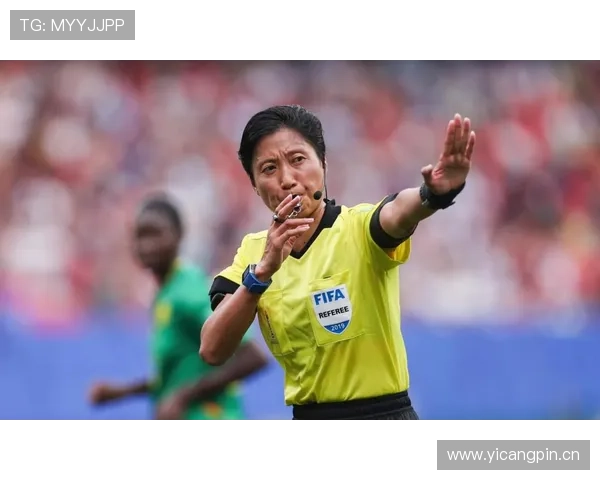 为什么裁判有时不吹哨？揭秘足球“比赛继续”原则与哨音使用规则