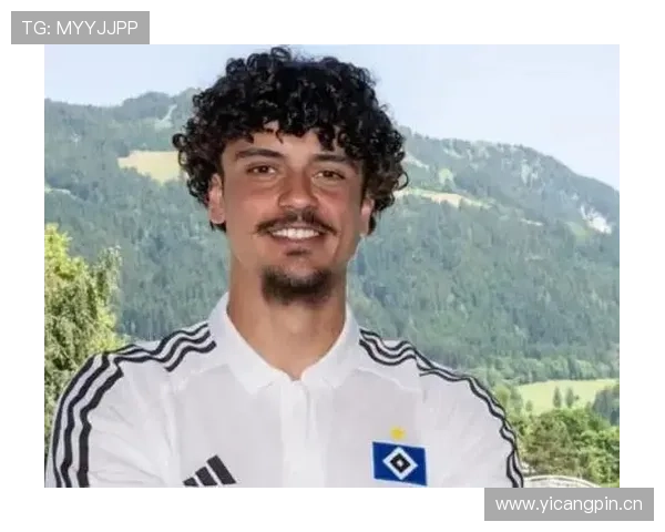 拉莫斯：从边后卫到中卫核心的战术角色演变解析