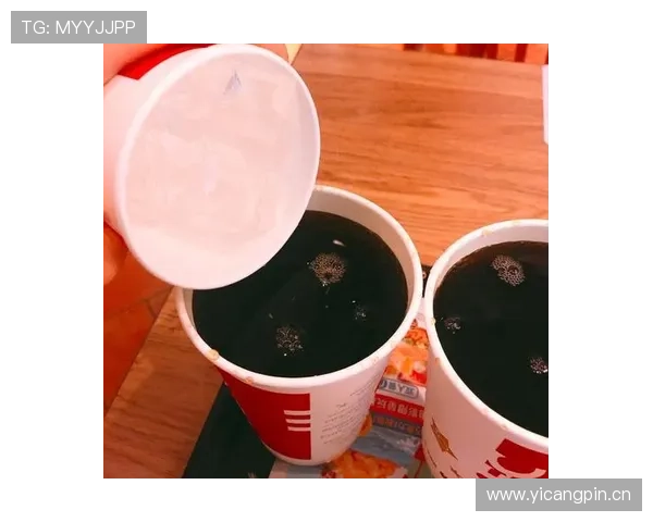 张博恒家的冰箱里只有鸡胸肉和水，连瓶可乐都找不到