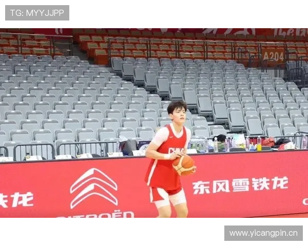 杨舒予训练完直接拎爱马仕去吃火锅？