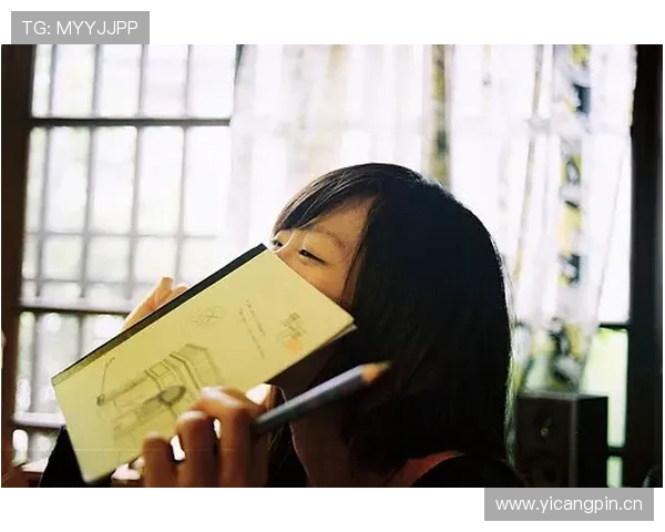 梁伟铿随手一张生活照，手戴豪表拎塑料袋，反差笑死我