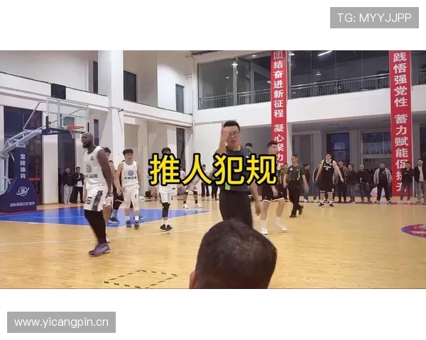 篮球比赛中如何正确判定阻挡犯规？常见争议场景解析